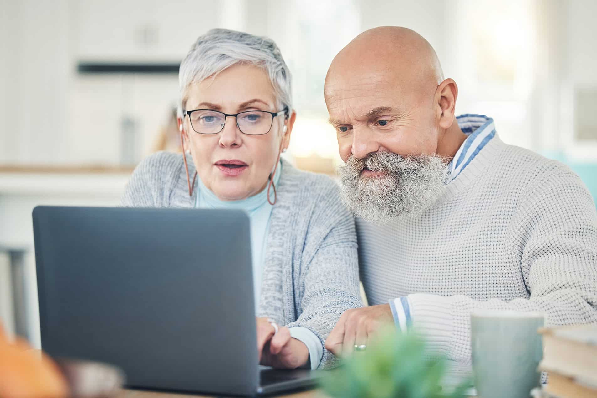 A couple does online research to find affordable funeral services in California.